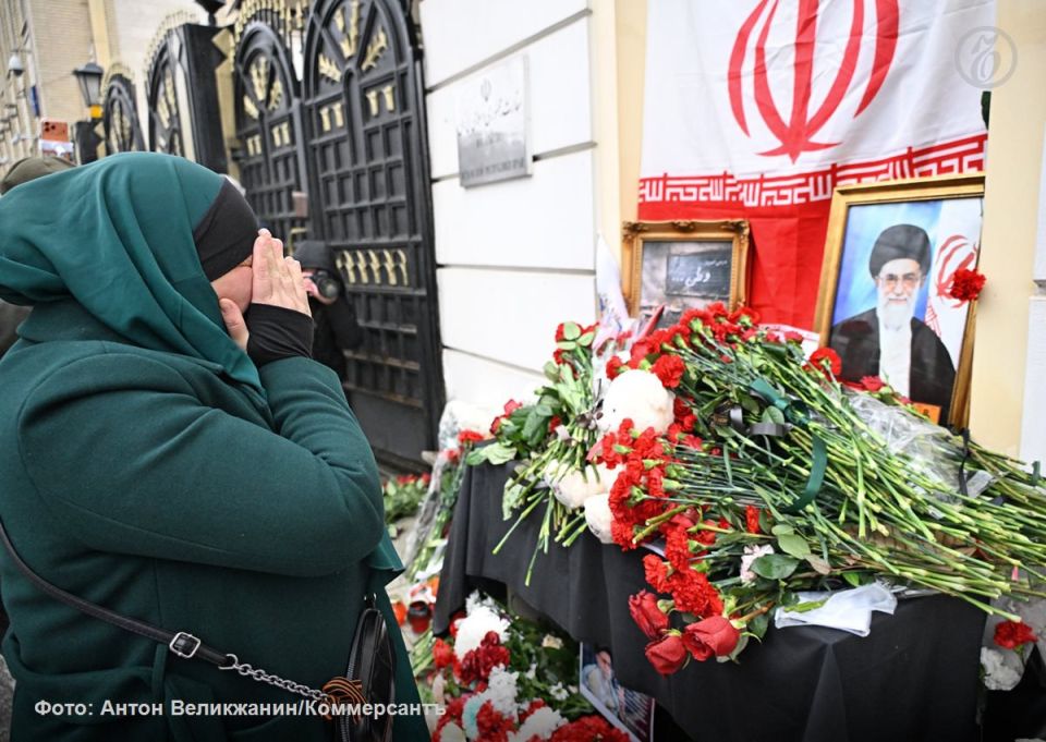 Внезапно женщина схватила портрет и крепко его обняла, потом развернулась к корреспондентам, оросила изображение слезами и, не переставая рыдать, поставила его обратно