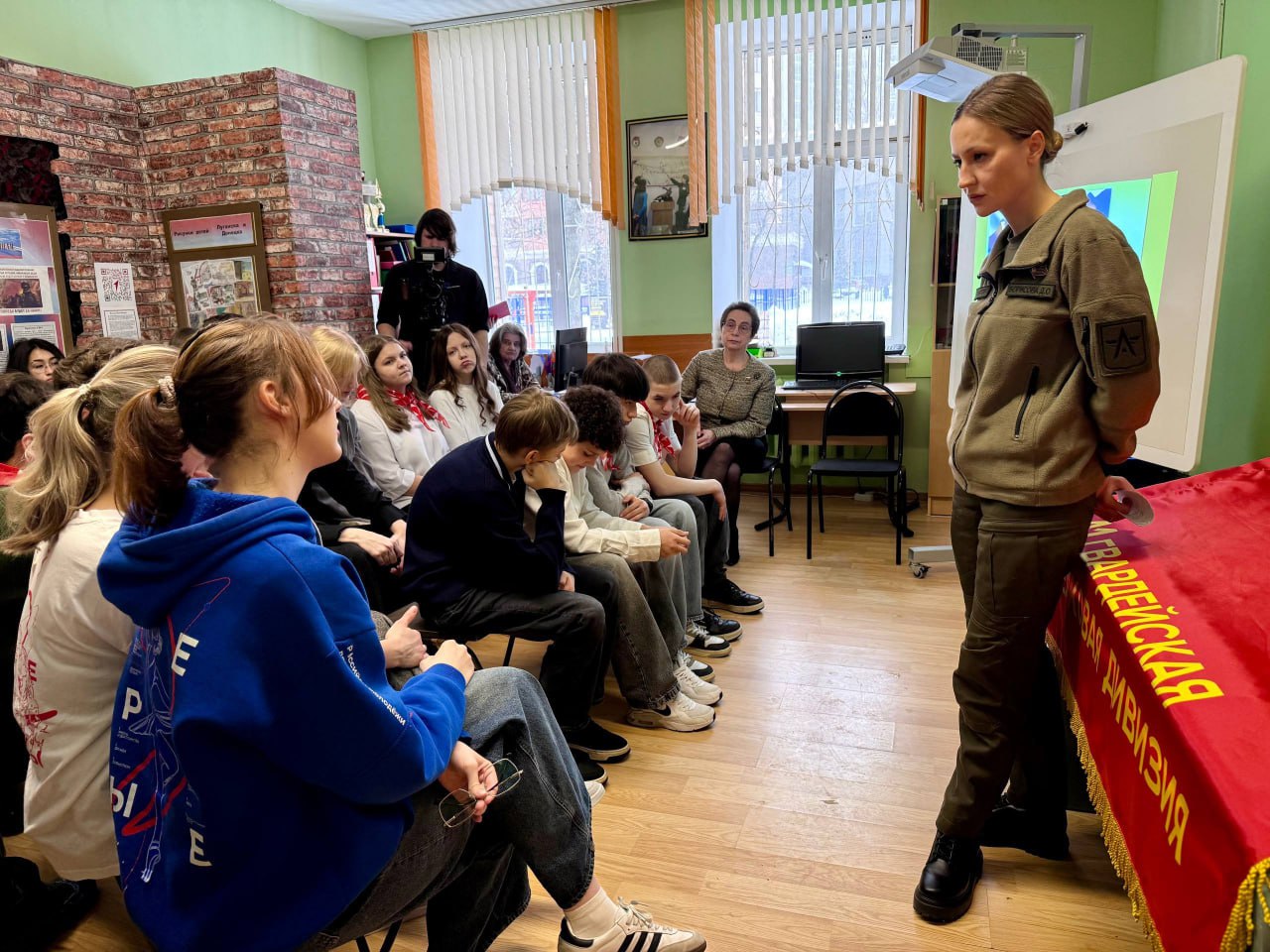 Член комиссии МГД по безопасности, законодательству и регламенту Дарья Борисова (фракция партии «Единая Россия») провела «Урок мужества» в музее школы имени Шарля де Голля со старшеклассниками Член комиссии МГД по безопасности, законодательству и регламенту Дарья Борисова (фракция партии «Единая Россия») провела «Урок мужества» в музее школы имени Шарля де Голля со старшеклассниками