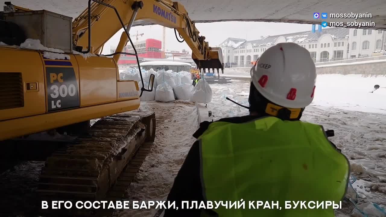 На Болотной набережной строят новый пешеходный мост