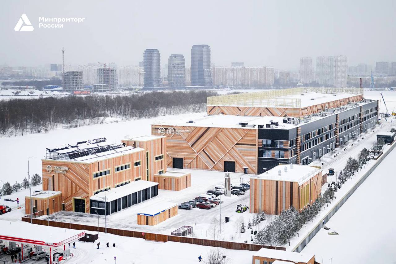 Пусть бегут неуклюже пешеходы по лужам - а московским электросудам ни по чем любая погода! Пусть бегут неуклюже пешеходы по лужам - а московским электросудам ни по чем любая погода!
