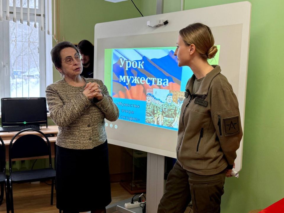Член комиссии МГД по безопасности, законодательству и регламенту Дарья Борисова (фракция партии «Единая Россия») провела «Урок мужества» в музее школы имени Шарля де Голля со старшеклассниками