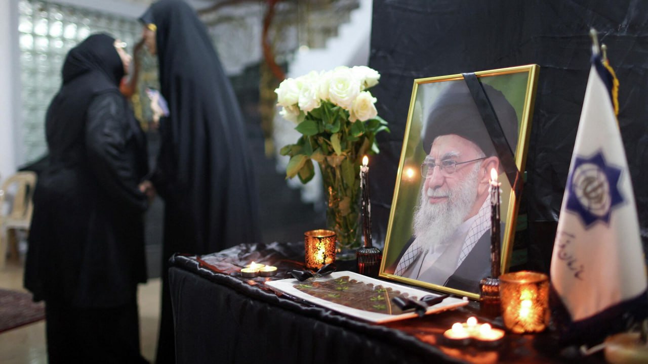 Новости к этому часу:. В Иране отложили похороны убитого аятоллы Али Хаменеи