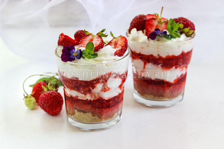 Клубничный трайфл: свежий десерт на летние дни