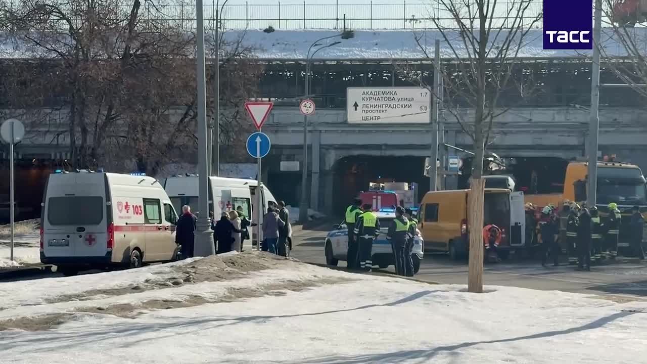 До 17 увеличилось число пострадавших при столкновении двух трамваев в Москве, из них 5 детей, сообщили ТАСС в правоохранительных органах