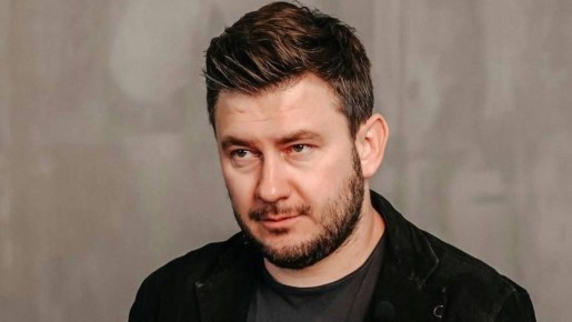 Иноагент Дмитрий Глуховский* спешно продал две квартиры в самом центре Москвы, которые ранее переписал на мать