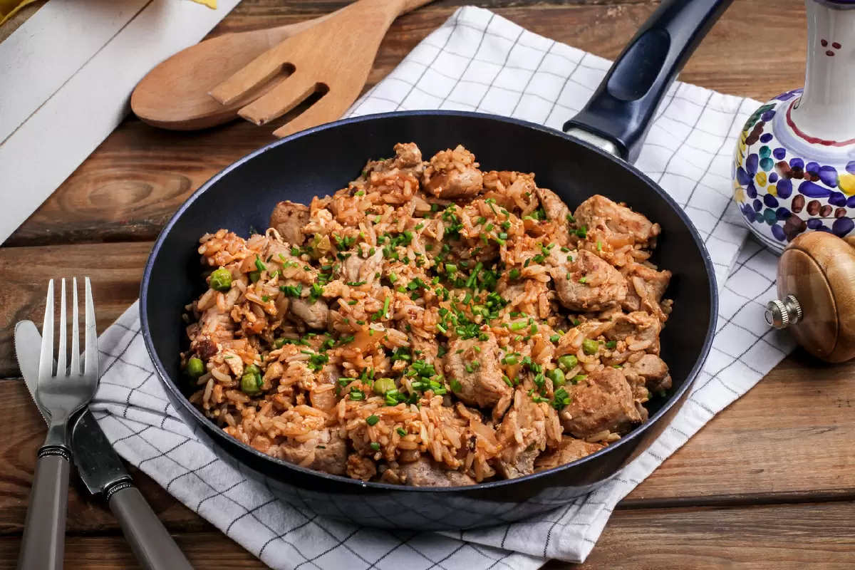 Свиная радость с рисом под пикантным барбекю-соусом