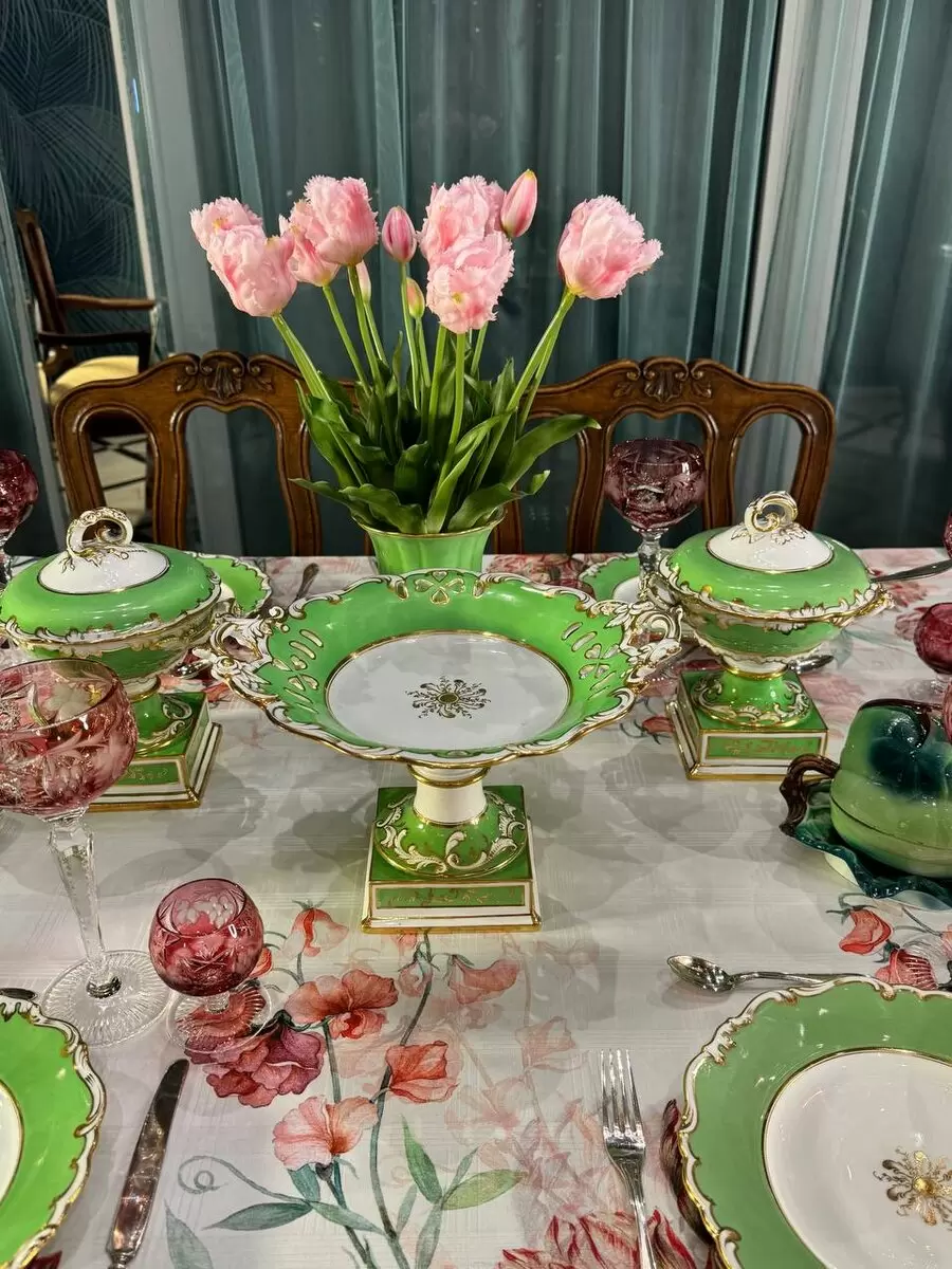 Весенний стиль: как антикварный фаянс оживляет современные сервировки