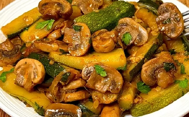 Кабачки с грибами в сливочном соусе: изысканная вегетарианская находка