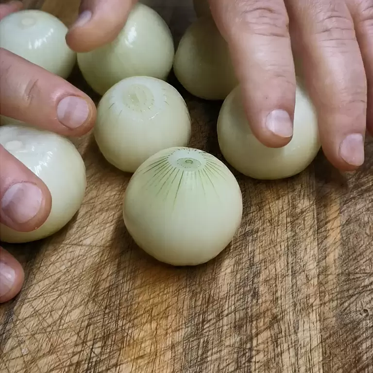 Как удивить гостей необычной закуской из лука