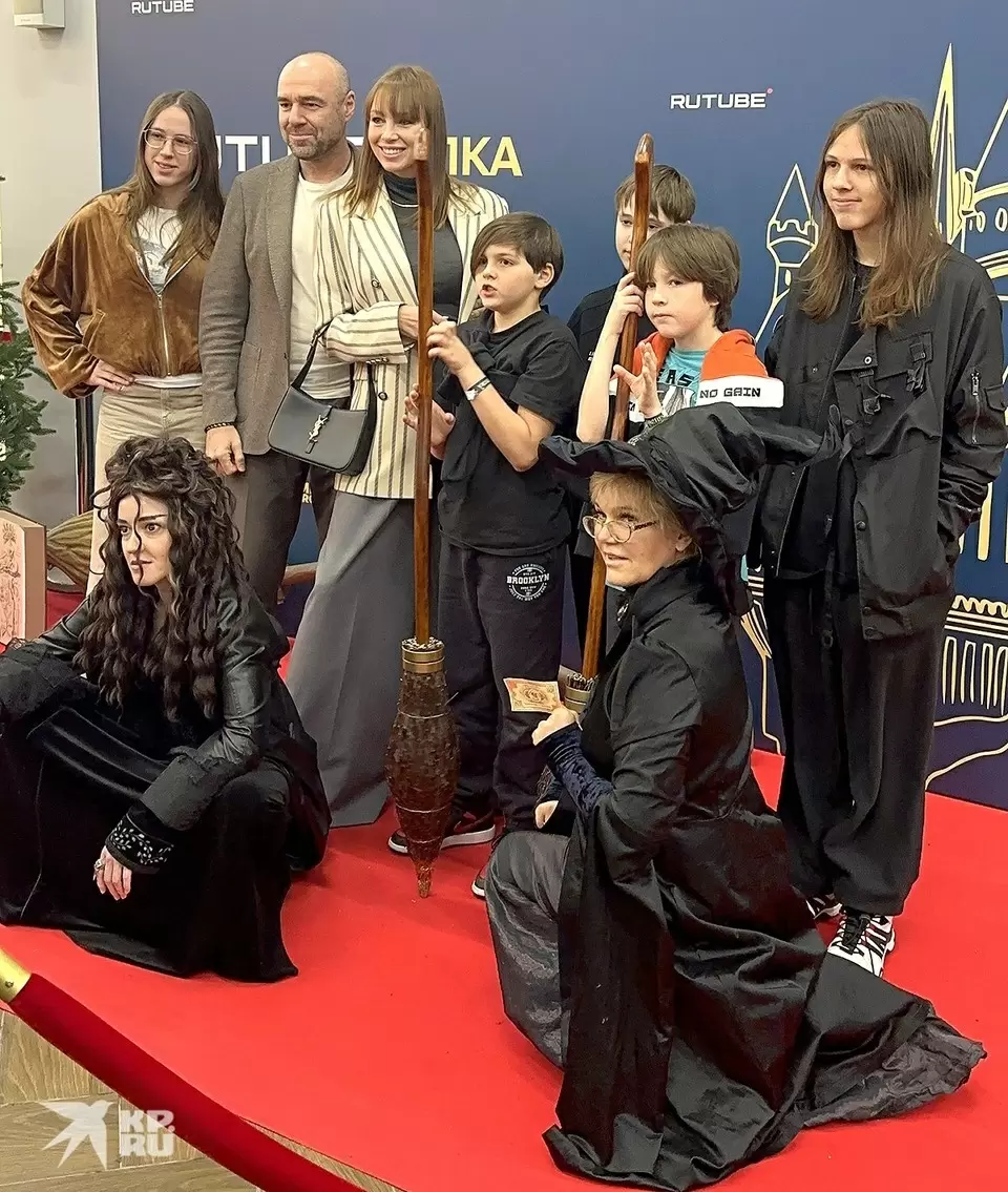 Полина Диброва и Роман Товстик с детьми на новогоднем шоу: Встреча двух семей