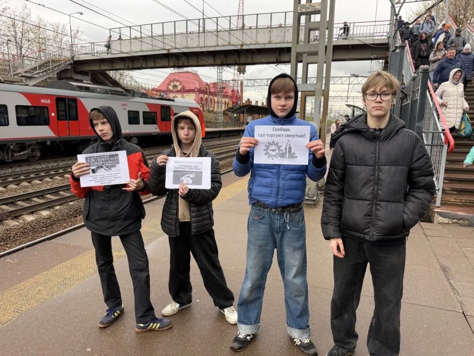 «Сообщи, где торгуют смертью»: транспортные полицейские Ленинградского вокзала провели профилактическую акцию