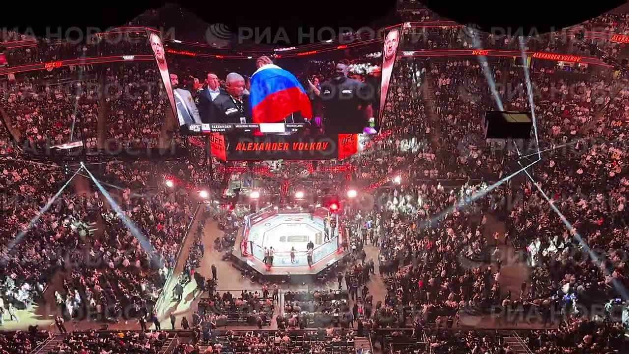 Российский боец UFC вышел в октагон в США с триколором и под «Катюшу»