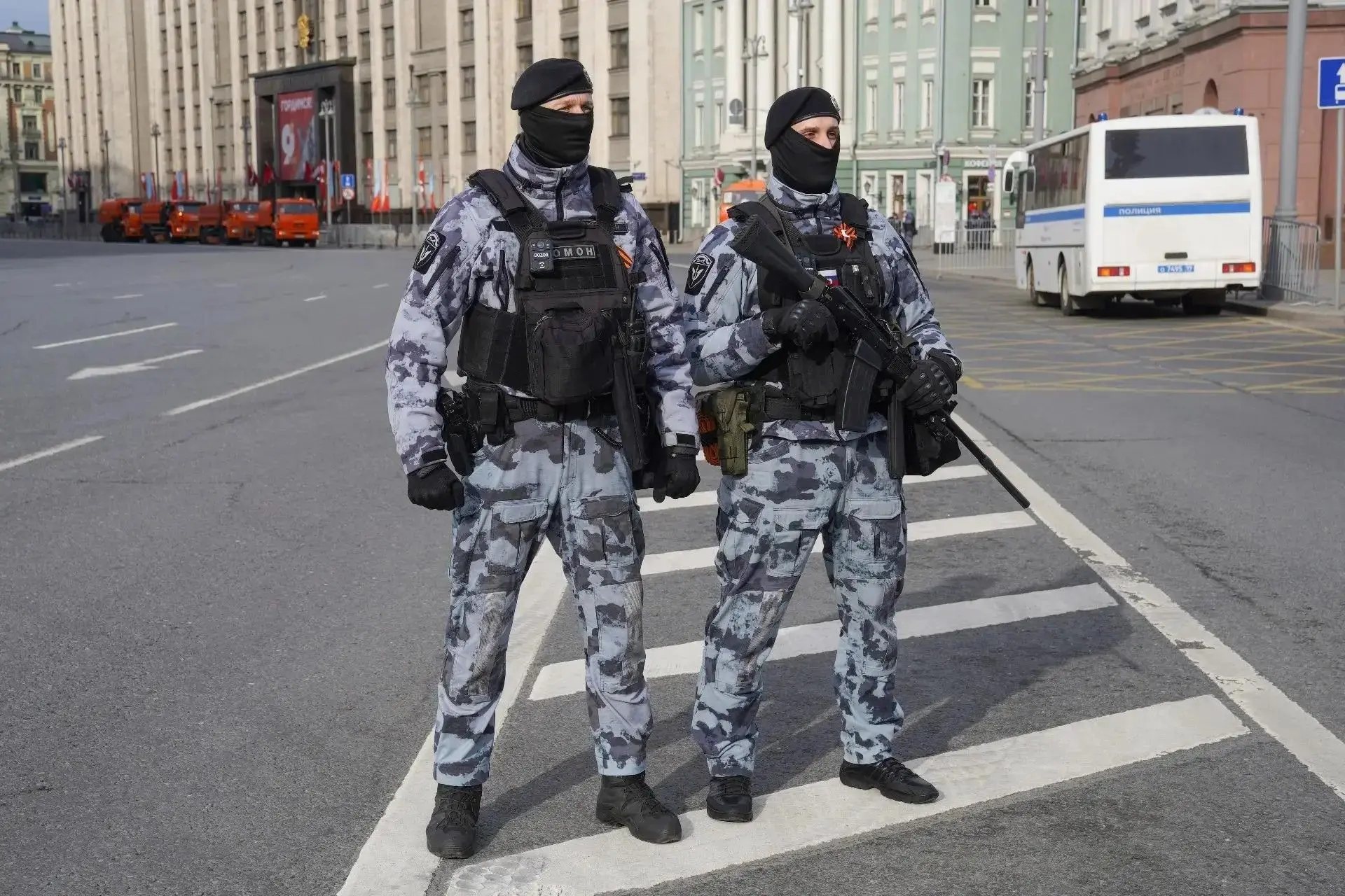 Сотрудники Главного управления Росгвардии по городу Москве и военнослужащие соединения по охране общественного порядка Центрального округа войск национальной гвардии Российской Федерации совместно с коллегами из МВД приняли... Сотрудники Главного управления Росгвардии по городу Москве и военнослужащие соединения по охране общественного порядка Центрального округа войск национальной гвардии Российской Федерации совместно с коллегами из МВД приняли...