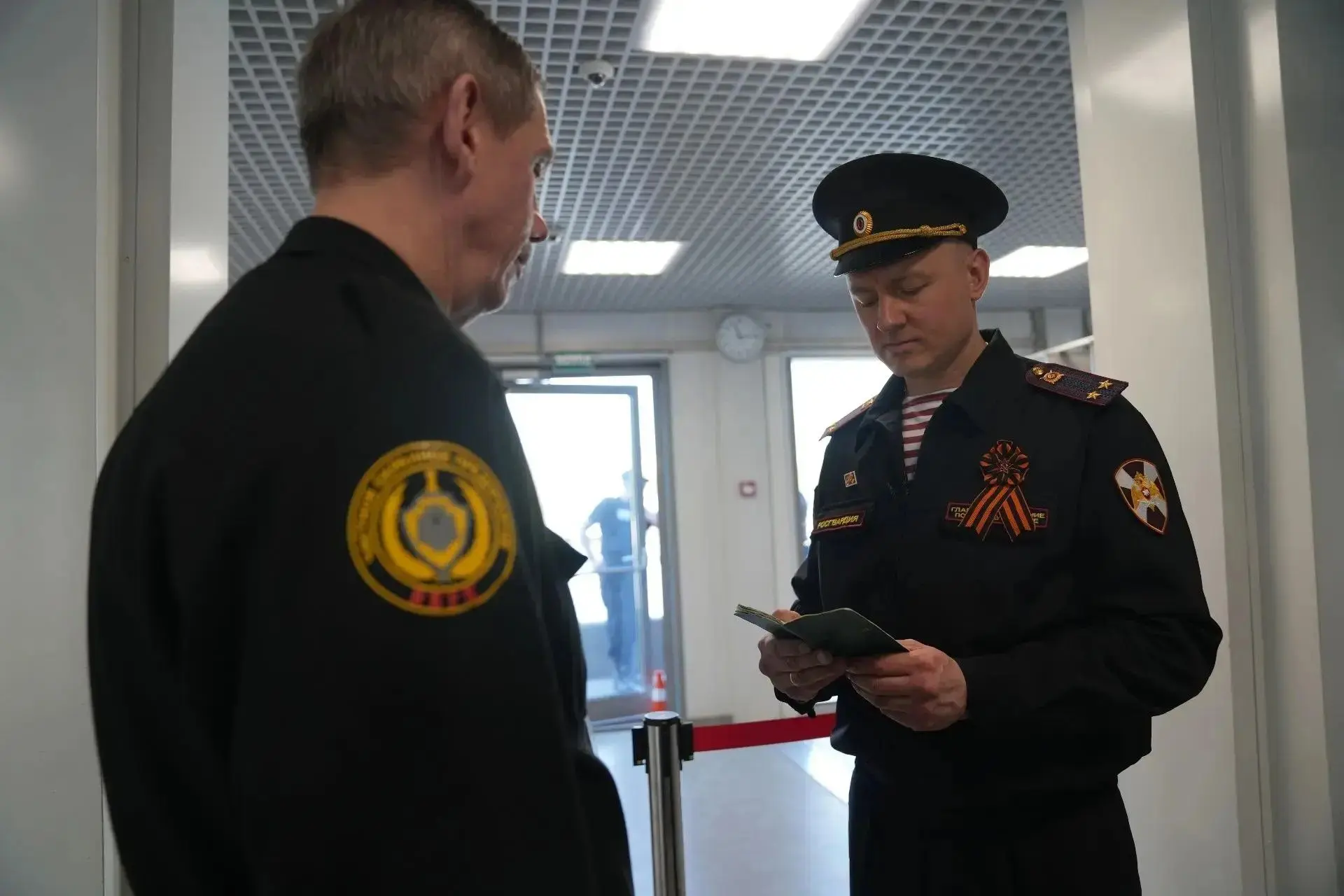 Сотрудники Главного управления Росгвардии по городу Москве и военнослужащие соединения по охране общественного порядка Центрального округа войск национальной гвардии Российской Федерации совместно с коллегами из МВД приняли... Сотрудники Главного управления Росгвардии по городу Москве и военнослужащие соединения по охране общественного порядка Центрального округа войск национальной гвардии Российской Федерации совместно с коллегами из МВД приняли...