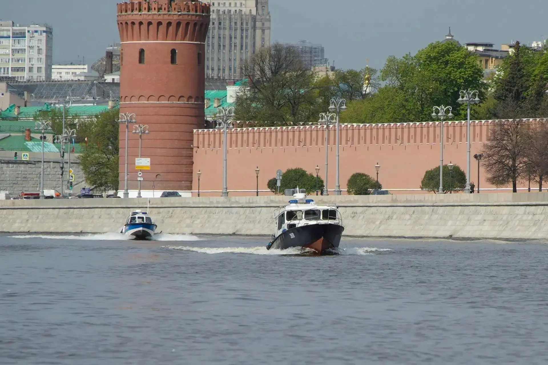 Сотрудники Главного управления Росгвардии по городу Москве и военнослужащие соединения по охране общественного порядка Центрального округа войск национальной гвардии Российской Федерации совместно с коллегами из МВД приняли... Сотрудники Главного управления Росгвардии по городу Москве и военнослужащие соединения по охране общественного порядка Центрального округа войск национальной гвардии Российской Федерации совместно с коллегами из МВД приняли...