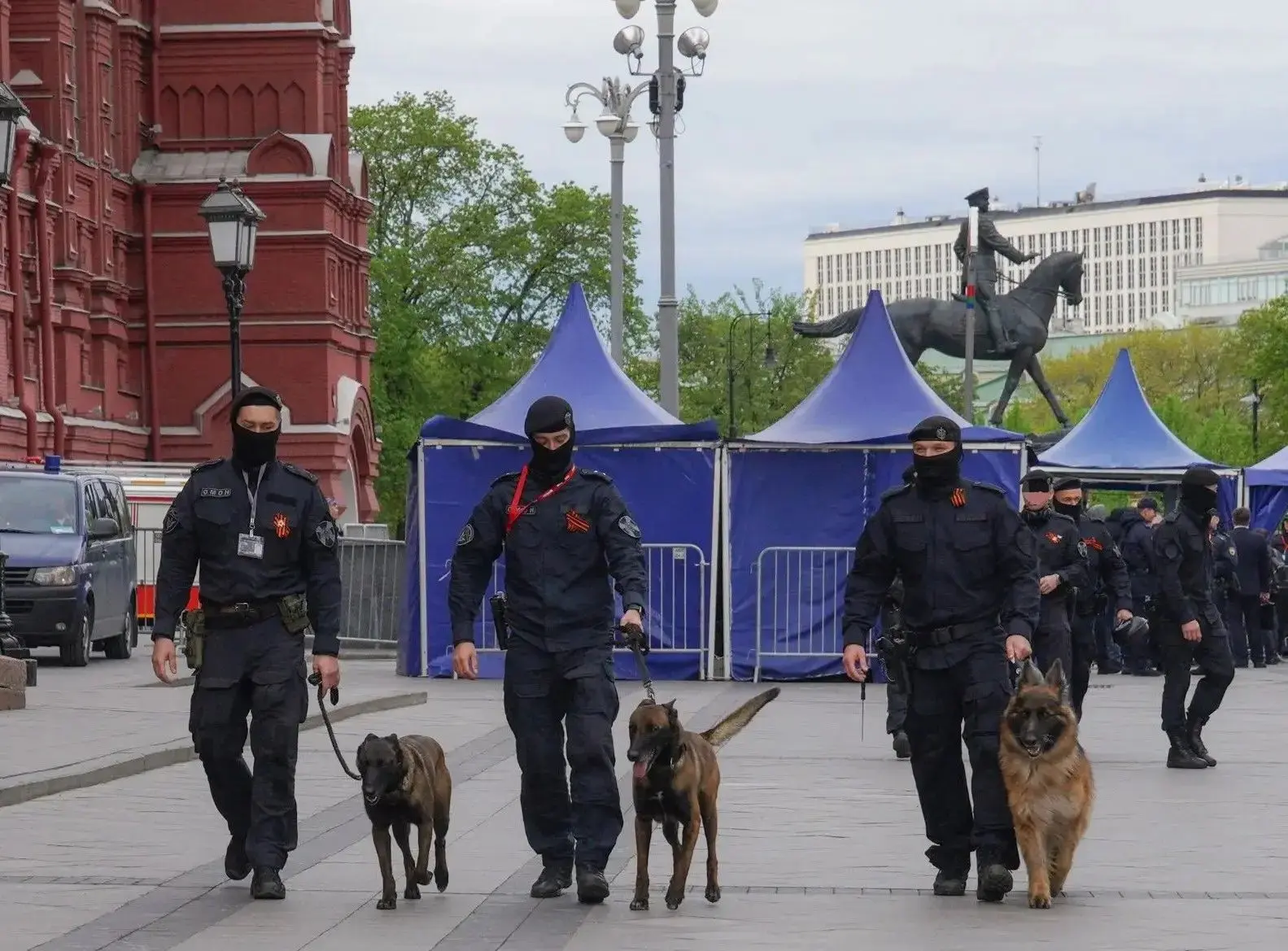 Сотрудники Главного управления Росгвардии по городу Москве и военнослужащие соединения по охране общественного порядка Центрального округа войск национальной гвардии Российской Федерации совместно с коллегами из МВД приняли... Сотрудники Главного управления Росгвардии по городу Москве и военнослужащие соединения по охране общественного порядка Центрального округа войск национальной гвардии Российской Федерации совместно с коллегами из МВД приняли...