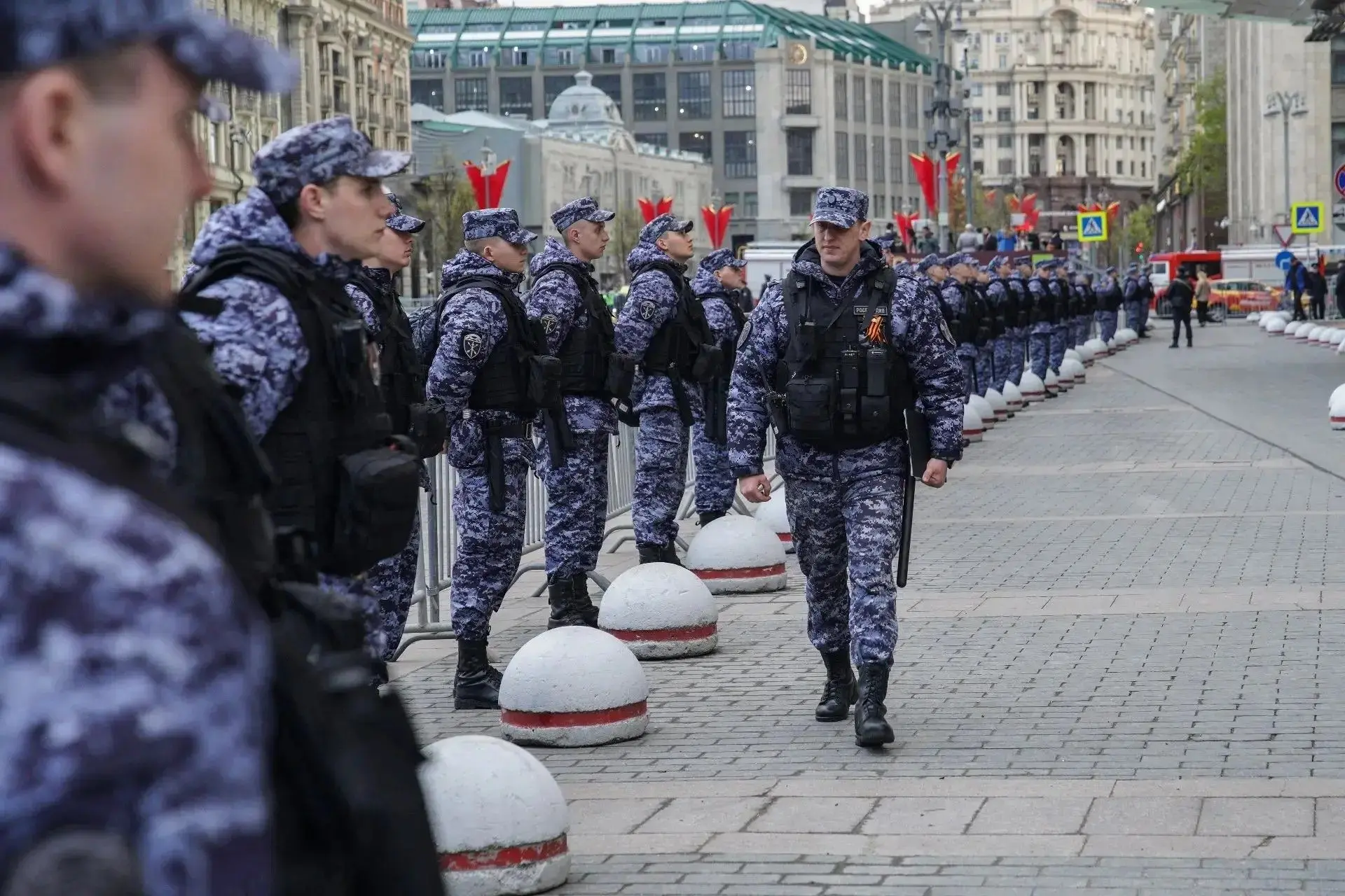 Сотрудники Главного управления Росгвардии по городу Москве и военнослужащие соединения по охране общественного порядка Центрального округа войск национальной гвардии Российской Федерации совместно с коллегами из МВД приняли... Сотрудники Главного управления Росгвардии по городу Москве и военнослужащие соединения по охране общественного порядка Центрального округа войск национальной гвардии Российской Федерации совместно с коллегами из МВД приняли...