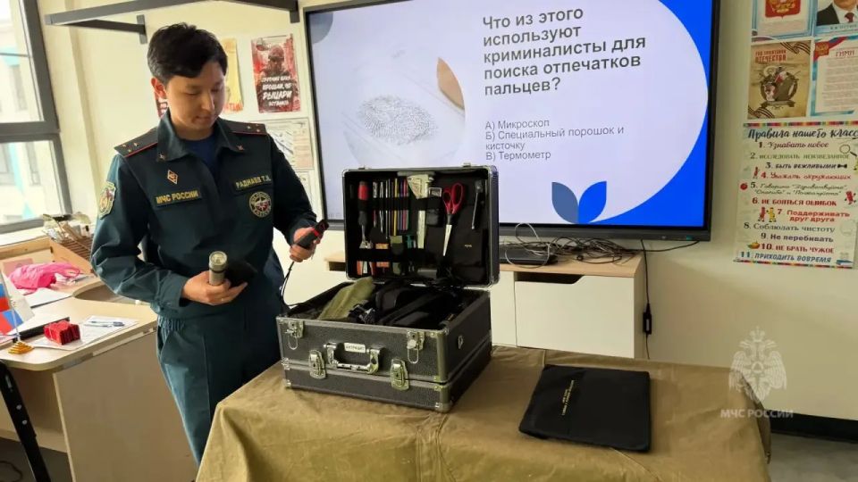 Сотрудники МЧС России раскрывают секреты профессии