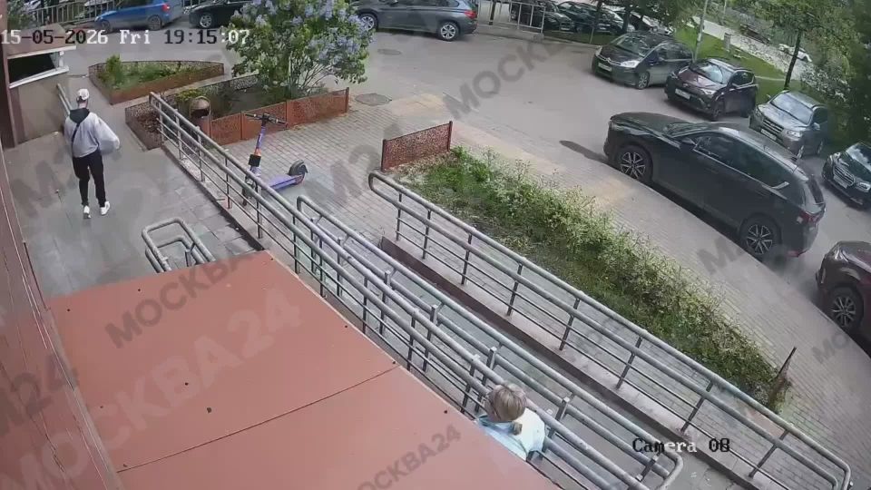 На Беломорской парень вышел из супермаркета и дополнил покупки букетом сирени — под осуждающие комментарии управляющей магазина