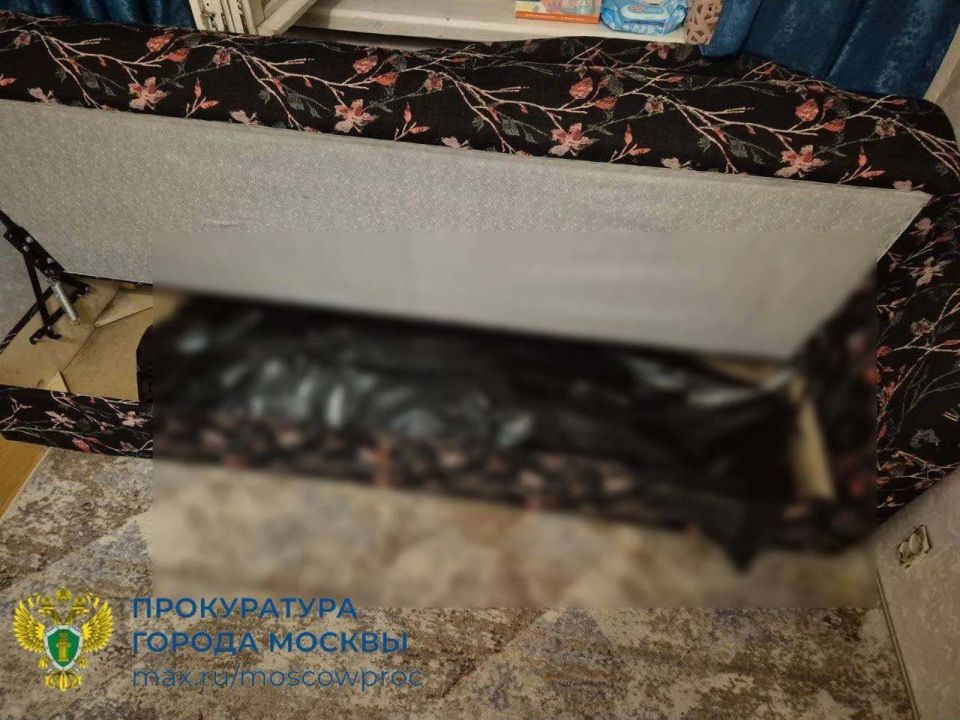 В Москве иностранец убил свою соседку по квартире, спрятал ее тело в диван и сбежал из России, сообщили в СК