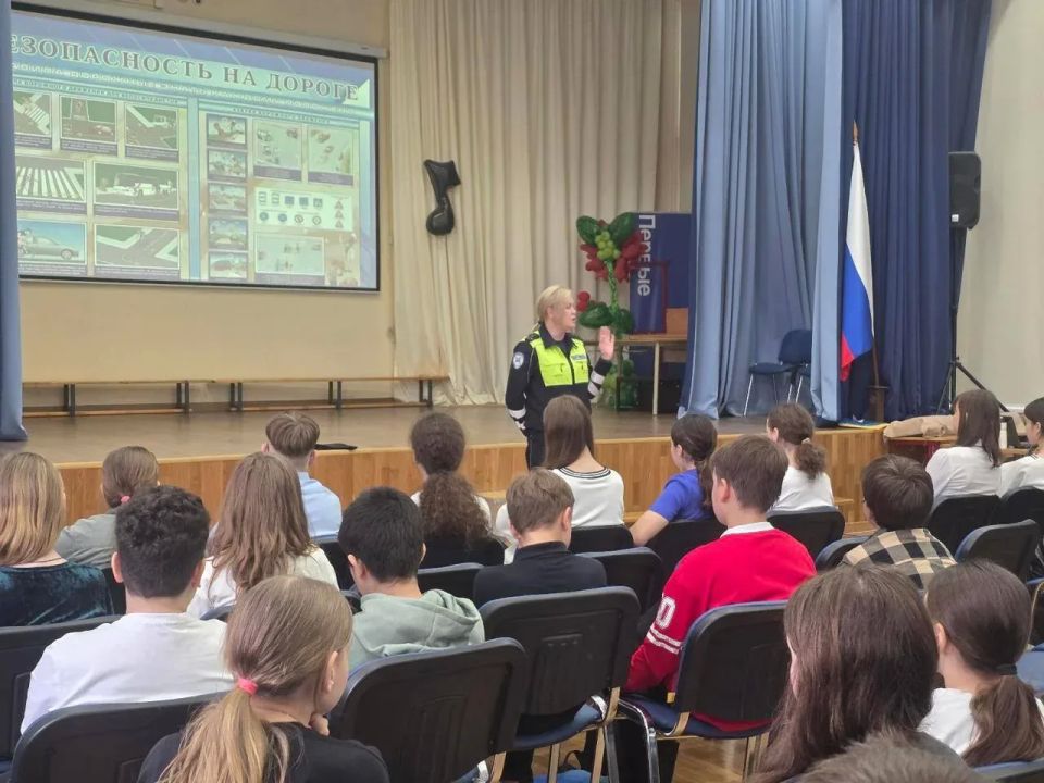 В рамках акции «Здравствуй, лето!» сотрудники Госавтоинспекции Москвы проводят в образовательных организациях правовые ликбезы В рамках акции «Здравствуй, лето!» сотрудники Госавтоинспекции Москвы проводят в образовательных организациях правовые ликбезы