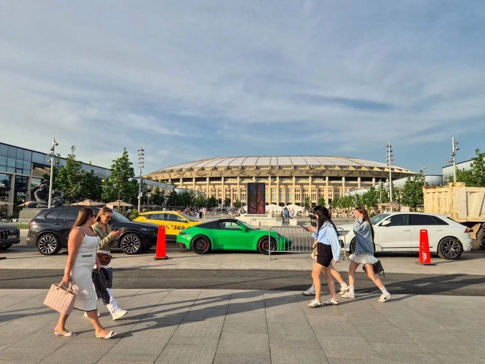 «Лужники» превратились в новые Патрики? Пока одни восхищаются новым городским пространством, другие сокрушаются, мол, раньше было лучше «Лужники» превратились в новые Патрики? Пока одни восхищаются новым городским пространством, другие сокрушаются, мол, раньше было лучше