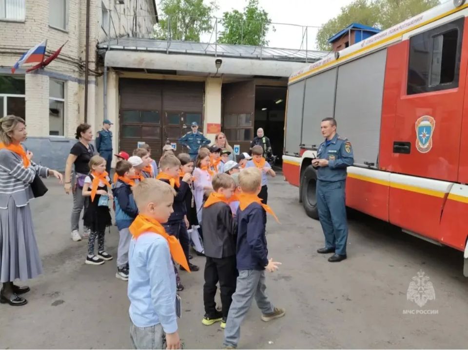 Тушим, примеряем, узнаем!. Начальник 47 ПСЧ Управления по ЦАО ГУ МЧС России по г. Москве Павел Иванов провел увлекательную экскурсию для первоклашек из школы «Покровский квартал» Тушим, примеряем, узнаем!. Начальник 47 ПСЧ Управления по ЦАО ГУ МЧС России по г. Москве Павел Иванов провел увлекательную экскурсию для первоклашек из школы «Покровский квартал»