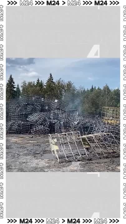 Тлеющий металл, густой дым и едкий запах: так сейчас выглядит территория сгоревшего склада в Дмитровском муниципальном округе
