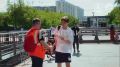 В Москве из-за рекордной жары пассажирам бесплатно раздают воду у станций метро и вокзалов — транспортники помогают горожанам пережить аномальный май