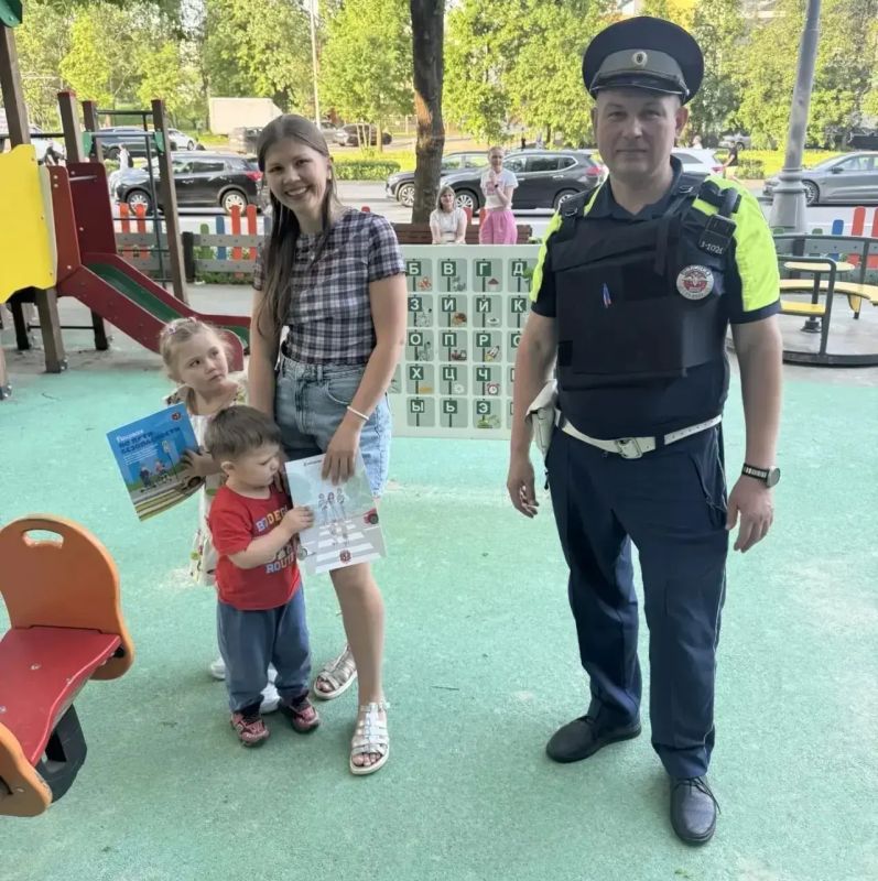 Госавтоинспекция Москвы продолжает работу по обеспечению детской безопасности на дорогах, реализуя комплекс мер, направленных на профилактику детского дорожно-транспортного травматизма и формирование навыков безопасного... Госавтоинспекция Москвы продолжает работу по обеспечению детской безопасности на дорогах, реализуя комплекс мер, направленных на профилактику детского дорожно-транспортного травматизма и формирование навыков безопасного...