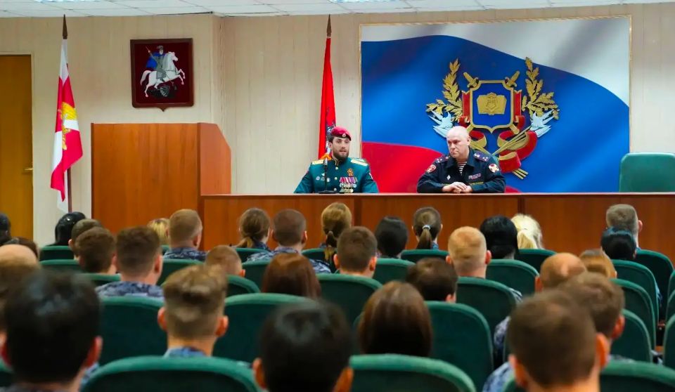 Офицер спецназа Росгвардии, обладатель крапового берета и кавалер ордена Мужества Лев Макеев провел патриотическую встречу со слушателями Центра профессиональной подготовки сотрудников вневедомственной охраны имени Героя... Офицер спецназа Росгвардии, обладатель крапового берета и кавалер ордена Мужества Лев Макеев провел патриотическую встречу со слушателями Центра профессиональной подготовки сотрудников вневедомственной охраны имени Героя...