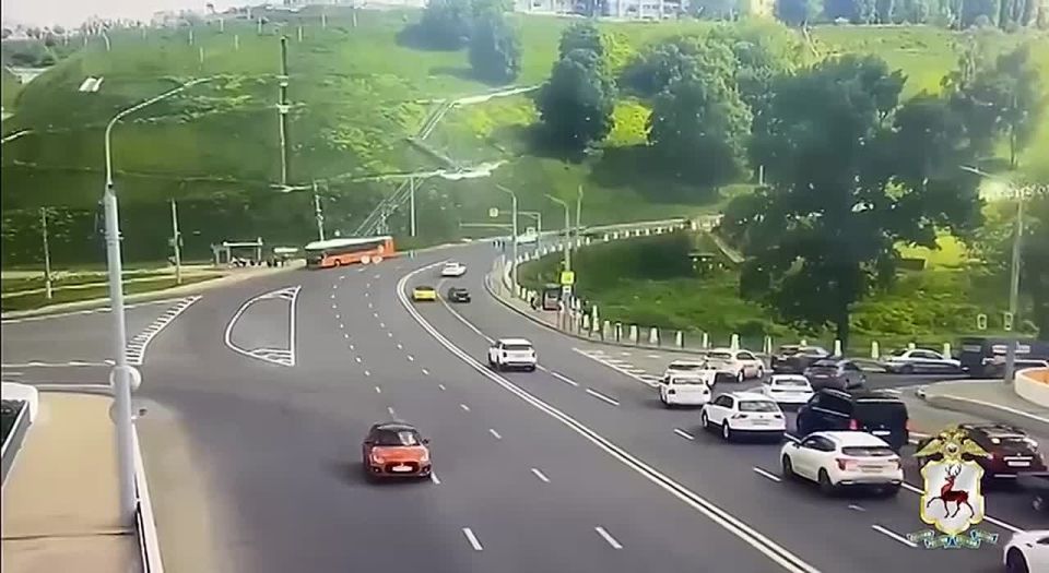 Момент массовой аварии, которую устроил пьяный 21-летний сын бизнесмена в Нижнем Новгороде