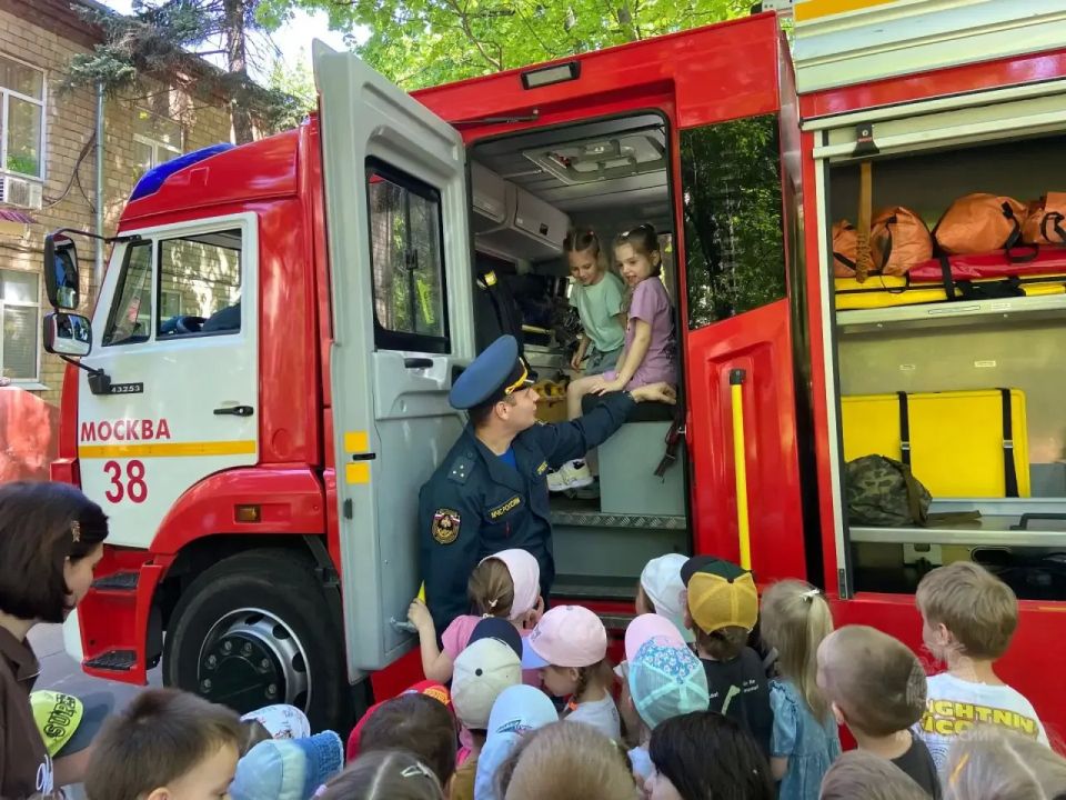 Малышам о безопасности. Сотрудники Управления по ЮЗАО ГУ МЧС России по г. Москве провели урок безопасности для дошколят Малышам о безопасности. Сотрудники Управления по ЮЗАО ГУ МЧС России по г. Москве провели урок безопасности для дошколят