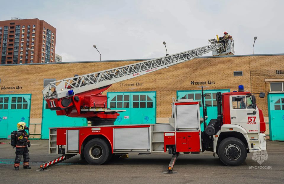 #БудниМЧС. В Западном округе Москвы прошли пожарно-тактические учения по тушению пожара и проведению аварийно-спасательных работ #БудниМЧС. В Западном округе Москвы прошли пожарно-тактические учения по тушению пожара и проведению аварийно-спасательных работ