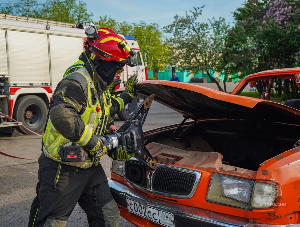 #БудниМЧС. В Западном округе Москвы прошли пожарно-тактические учения по тушению пожара и проведению аварийно-спасательных работ #БудниМЧС. В Западном округе Москвы прошли пожарно-тактические учения по тушению пожара и проведению аварийно-спасательных работ