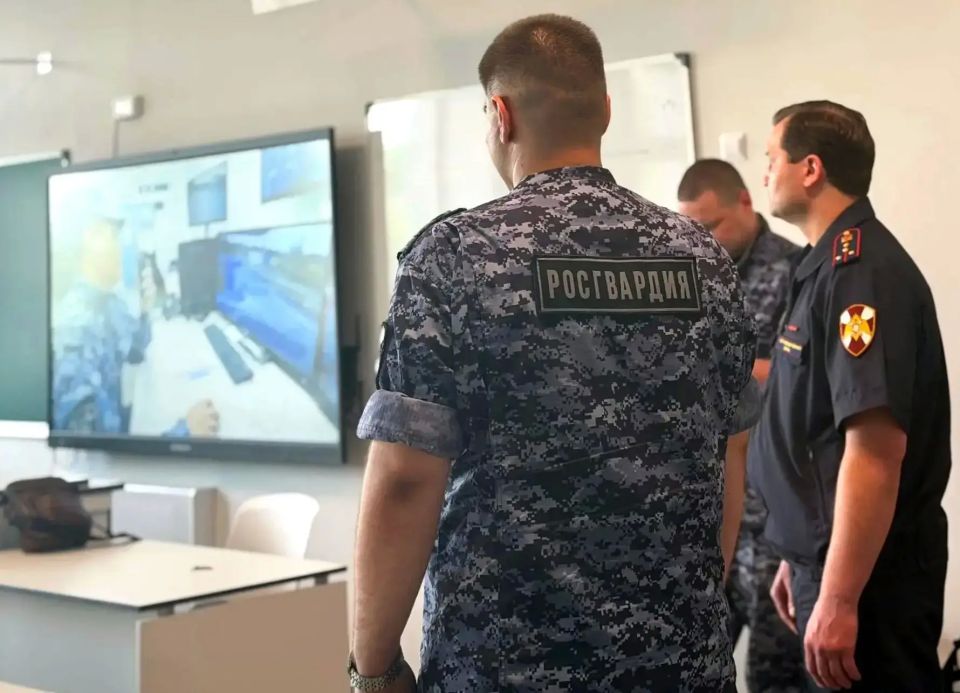 В Москве сотрудники вневедомственной охраны Росгвардии провели "Урок мужества" для школьников В Москве сотрудники вневедомственной охраны Росгвардии провели "Урок мужества" для школьников