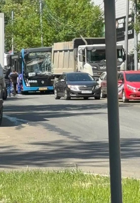 Автобус №850 врезался в самосвал на Ереванской улице в районе Царицыно