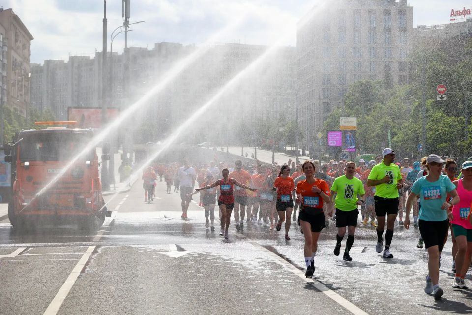 Москва встала на старт и побежала! В столице прошёл юбилейный полумарафон