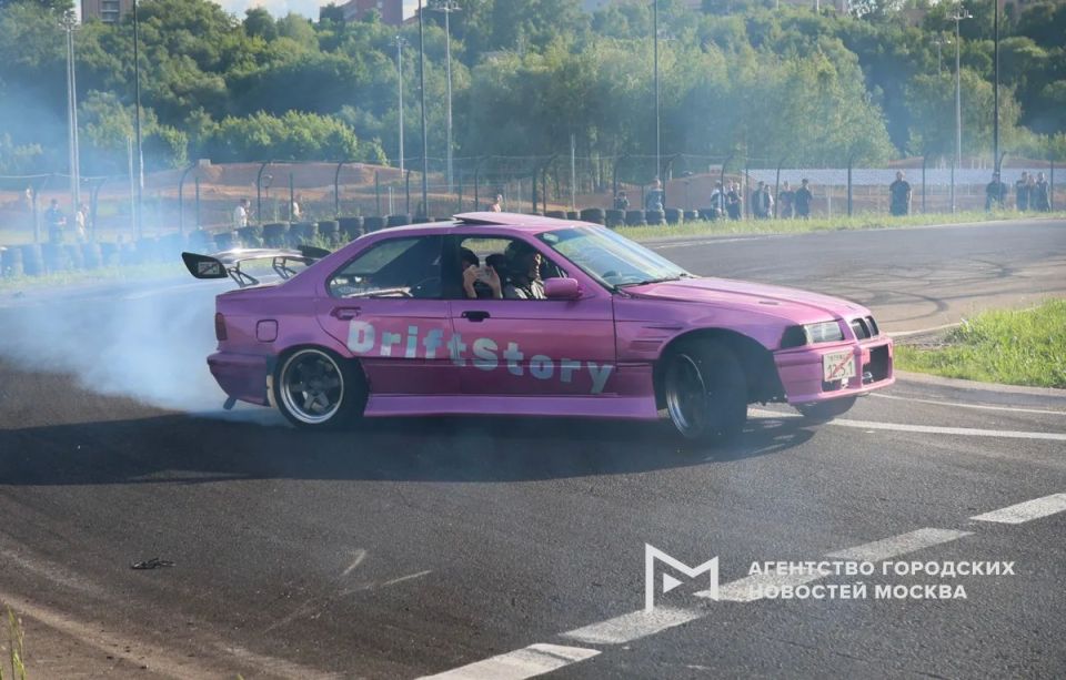 Москва на время забыла про светофоры и пробки: в городе прошёл NO DRIFT NO FEST — фестиваль автомобильной культуры