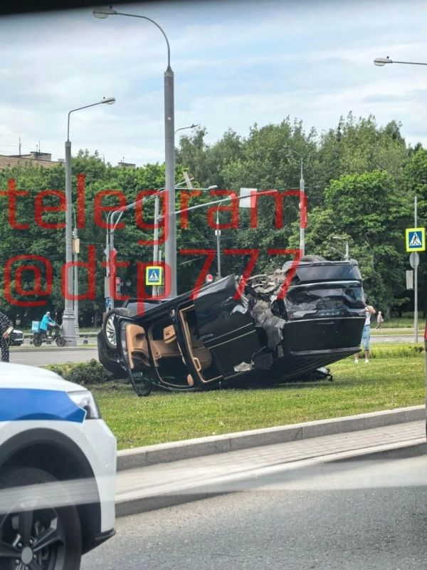 Иномарка бывшего футболиста «Спартака» Александра Прудникова попала в аварию на Мичуринском проспекте в Москве — в Voyah экс-игрока врезался Porshe, от удара машины вылетели на газон