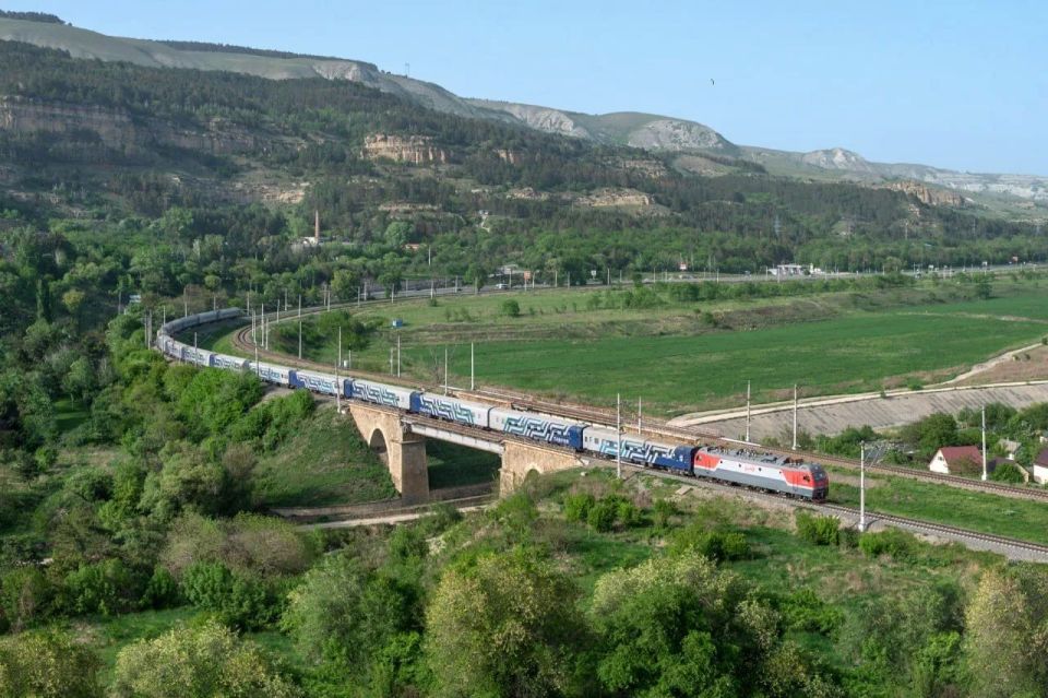 Шесть поездов в сообщении с Крымом следуют с опозданием