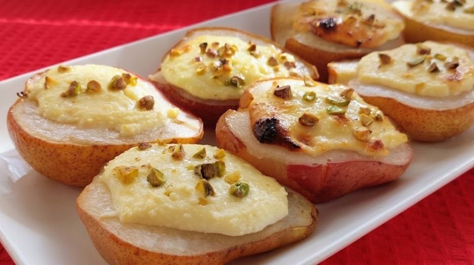 Тайна запечённых груш: нежный десерт с фисташками и творогом