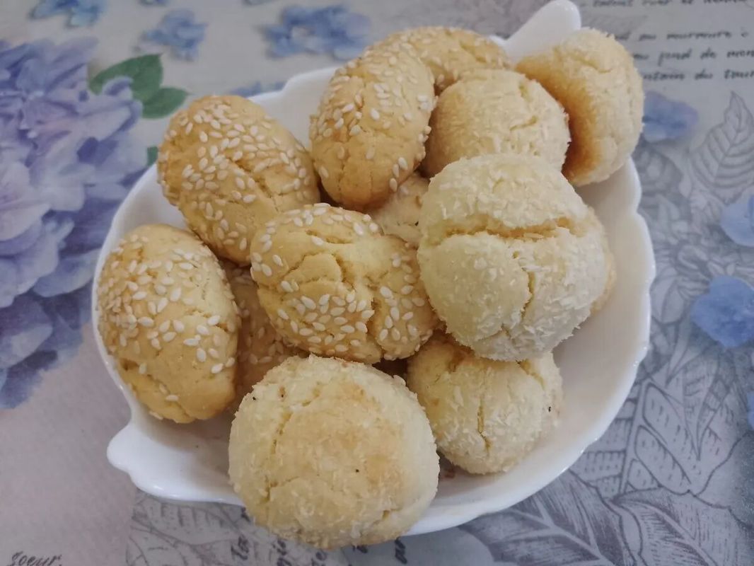Нежное печенье из рисовой муки: островок вкуса с кокосом и кунжутом