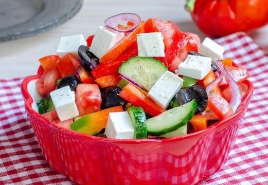 Греческий салат: незабываемый вкус Средиземноморья на вашем столе