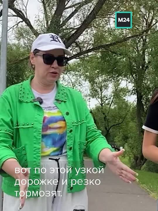 Табун лошадей свободно разгуливает по дворам жилого комплекса в Новой Москве
