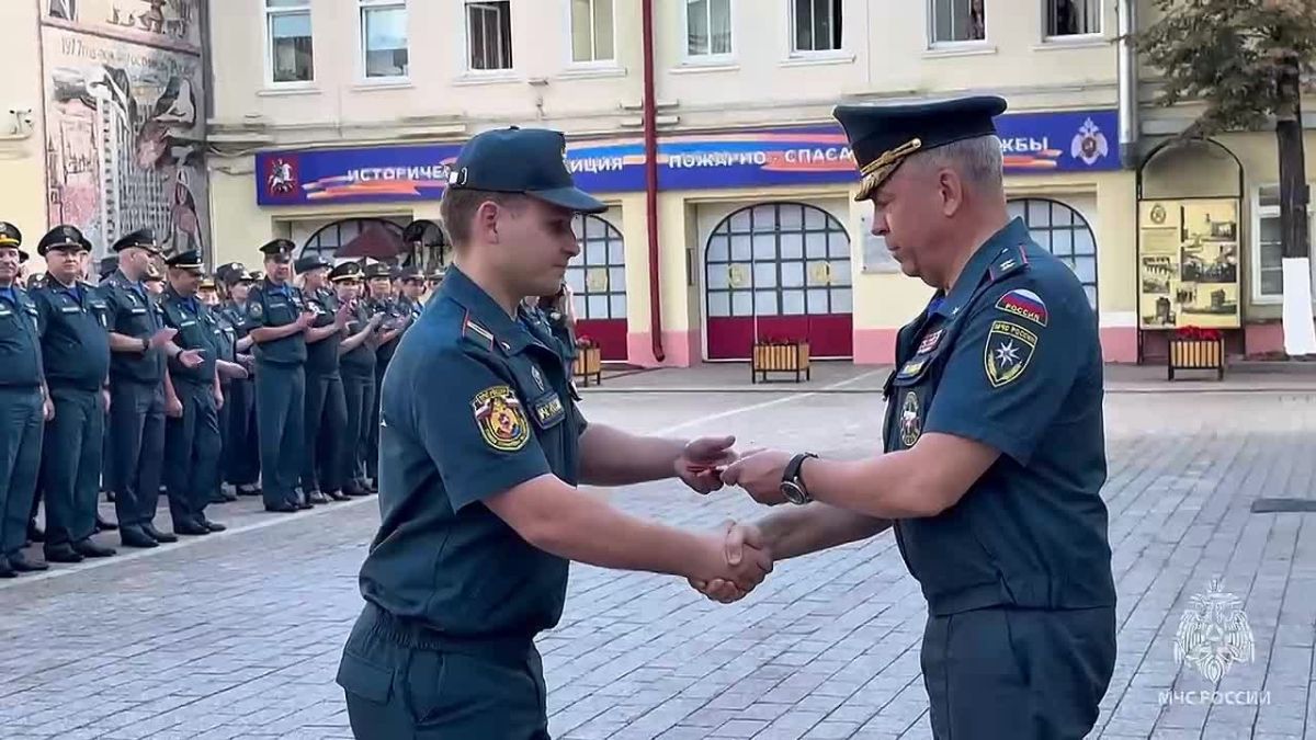 В Главном управлении МЧС России по г. Москве состоялось вручение погон личному составу