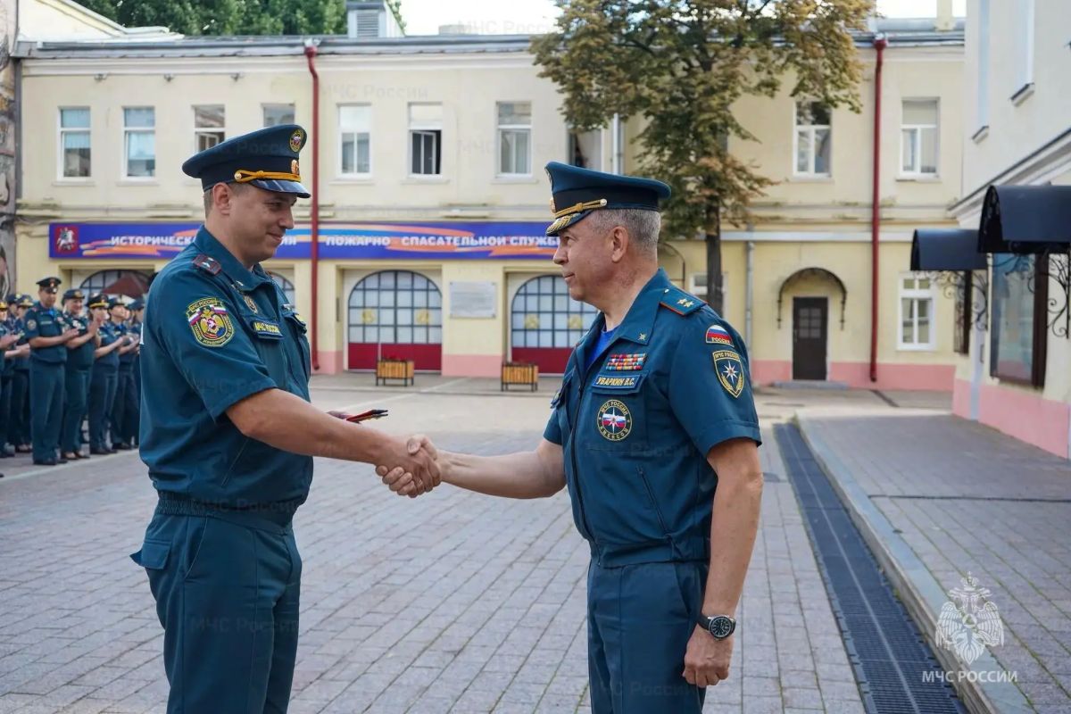 В Главном управлении МЧС России по г. Москве состоялось вручение погон личному составу В Главном управлении МЧС России по г. Москве состоялось вручение погон личному составу