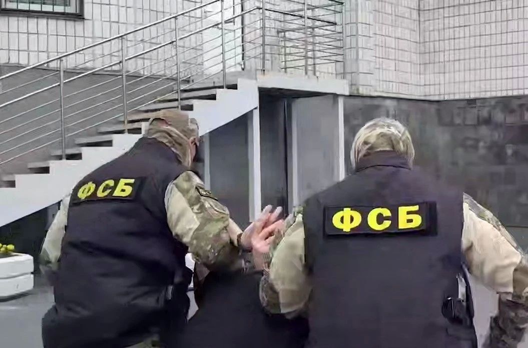 ФСБ задержала россиянина, рассылавшего замаскированные бомбы работникам оборонных предприятий в Москве под видом парфюмерии ФСБ задержала россиянина, рассылавшего замаскированные бомбы работникам оборонных предприятий в Москве под видом парфюмерии