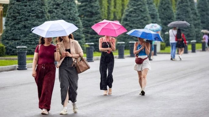 В столичном регионе на предстоящей неделе сохранится умеренно теплая, но дождливая погода без выраженной летней жары