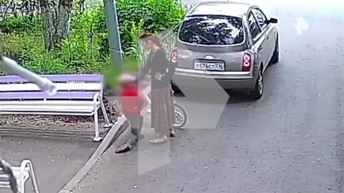 "Моли о прощении": москвичка поставила ребенка на колени и заставила целовать ей ноги